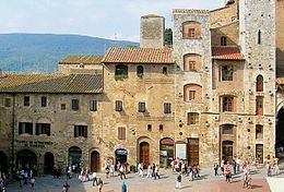 Torri degli Ardinghelli (à droite) et tour du palais Pellari (à gauche) .jpg