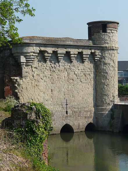 The Tower of Arquets (14th century) controlled the entry of the Scheldt in the city and the flood defences.