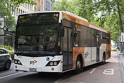 Transdev Melbourne číslo 972 (8253AO) Vlastní autobusy dodávají karoserii Scania v barvách PTV na trase 250 v Queen St, prosinec 2013.jpg