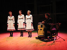 Trio Mediaeval Konzert an der Universität von York. Von links: Linn Andrea Fuglseth, Torunn Østrem Ossum, Anna Maria Friman. Birger Mistereggen am Schlagzeug.