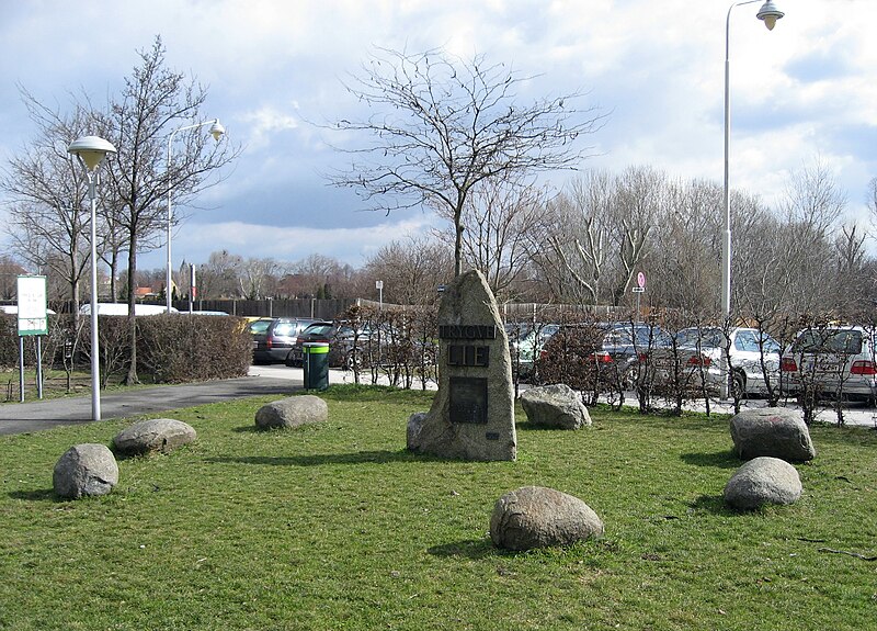 File:Trygve-Lie-Park Wien Donaustadt.jpg