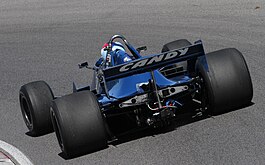 Der Tyrrell 009 Heckansicht mit den Doppelquerlenkern