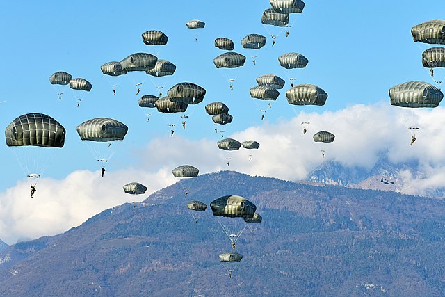 Paratroopers of the armies of Britain, Italy, and the United States during an exercise in Pordenone, Italy, 2019.