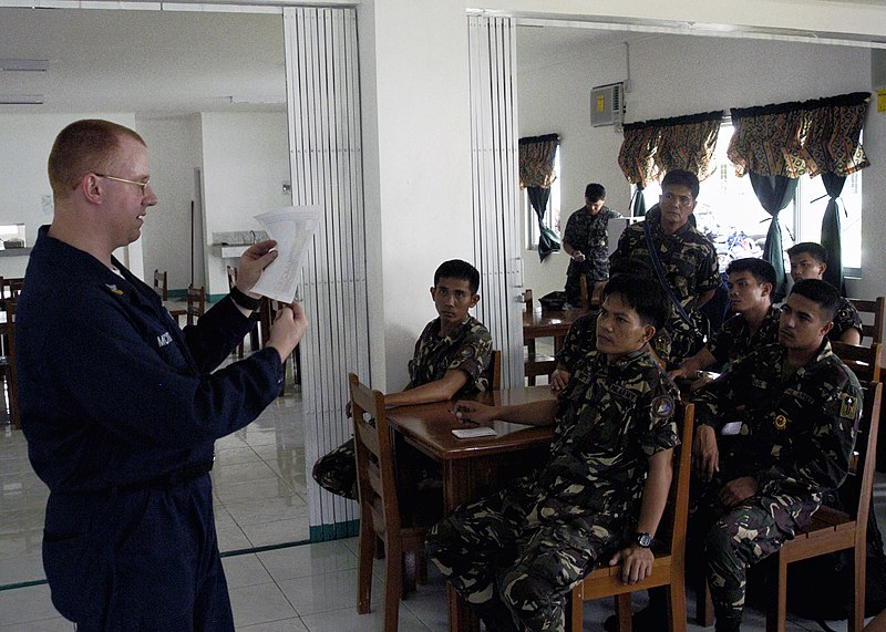 File:US Navy 070627-N-1752H-001 Mass Communication Specialist 1st Class Jason McKnight lectures sailors and soldiers from the Armed Forces of the Philippines on electronic news gathering techniques during a photography seminar.jpg