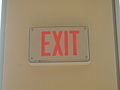 Una Exit Sign con letras rojas propia de Estados Unidos.