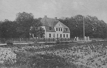 Bromma prästgård på Lövåsvägen 12 i Ulvsunda byggdes 1912-1914, denna bild från 1929 visar huset med potatisodling i förgrunden.