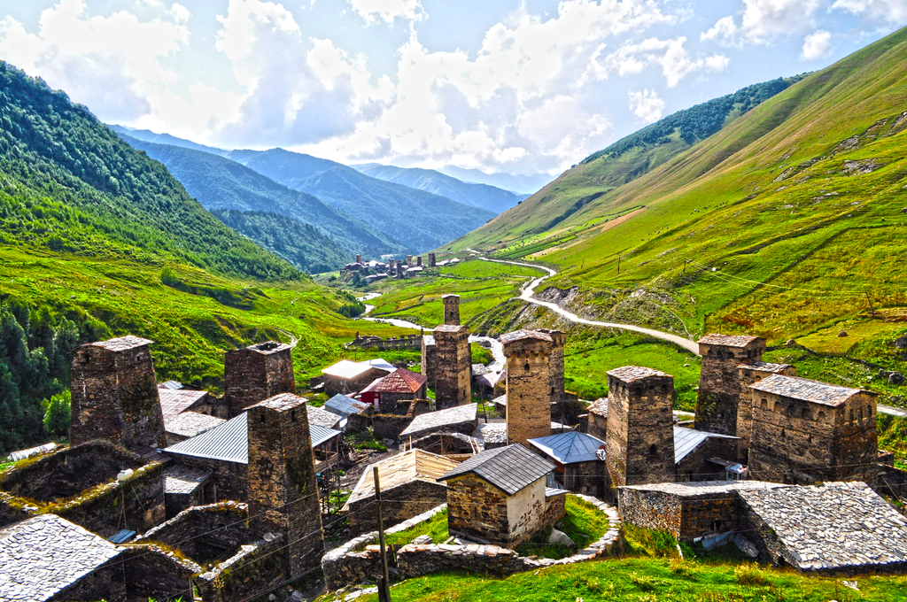 Turmhäuser in Tschaschaschi, ein Ortsteil des Dorfs Ushguli in Oberswanetien (Kaukasus); UNESCO-Welterbe in Georgien. Ushguli towers in Svaneti, Georgia