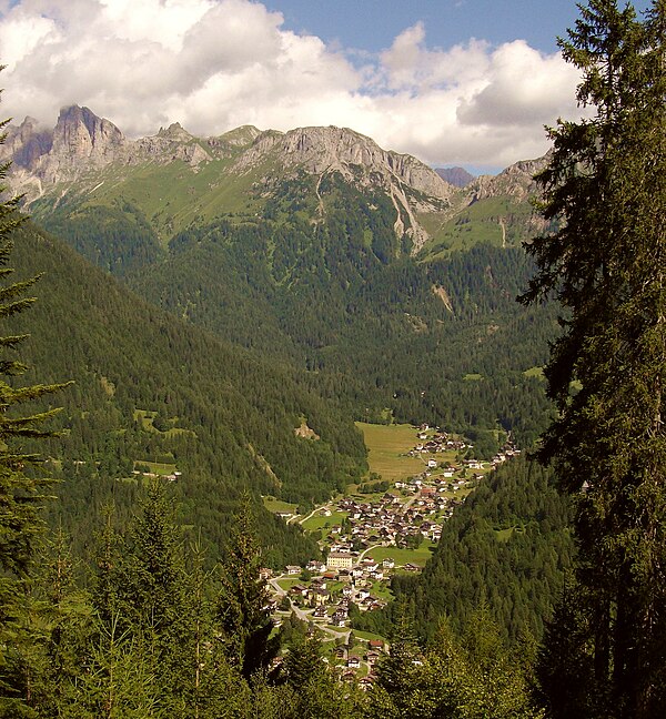 aerial view of the town. Vallada Agordina.jpg