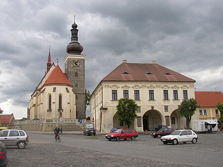 Fail:Velvary_CZ_Town_Hall_and_St_Catherine_Church.JPG