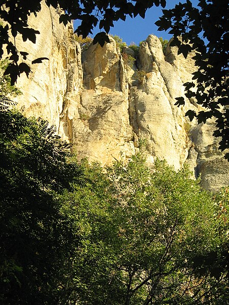 File:Via Ferrata Pietra di Bismantova - pareti di pietra, luogo di arrampicata di molti turisti.JPG