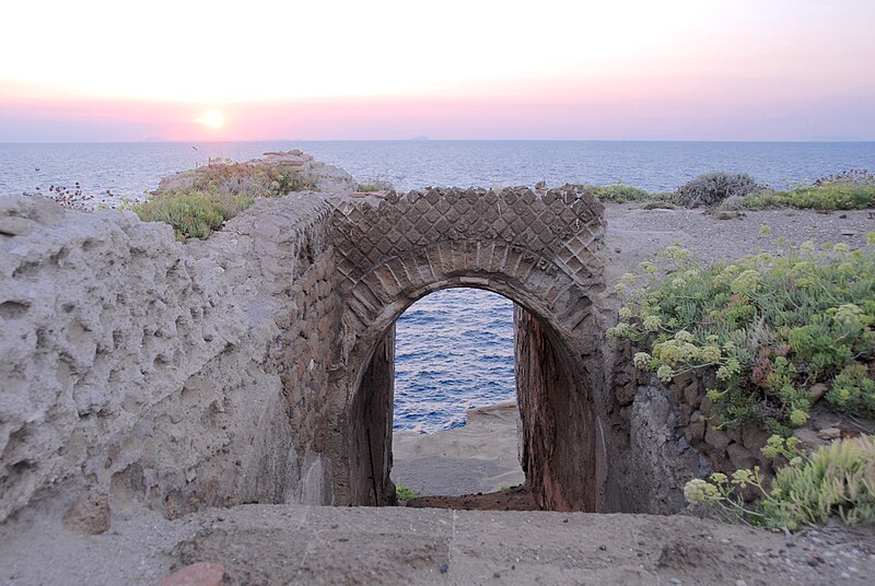 File:Villa Giulia, Ventotene, at sunset.jpg