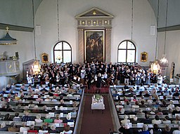 Kirkens interiør fra orgelemporen ved en gudstjeneste