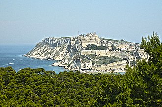 The ruins of the monastery dominate the island of San Nicola. They form a monument to the Adriatic Early Romanesque style, which integrated the Western European tradition with those of Byzantium and the Mediterranean. Vista su San Nicolo - panoramio.jpg