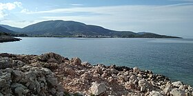 Vista del monte Akros dalla spiaggia di Panagia a Paleá Epídavros.