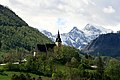 Kirche mit dem Toten Gebirge im Hintergrund