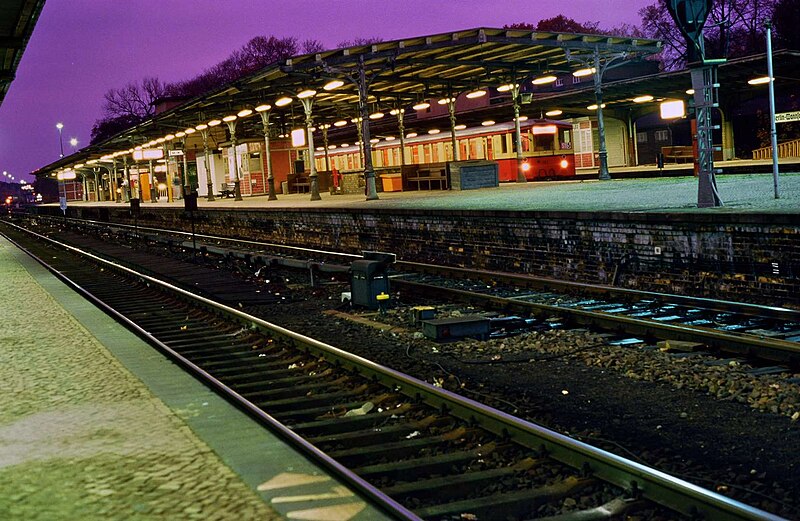 File:Wannsee Bahnhof.jpg
