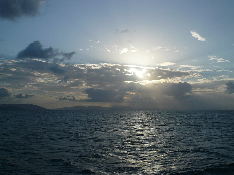 File:Whitsunday Islands - Sun setting (4073859209).jpg