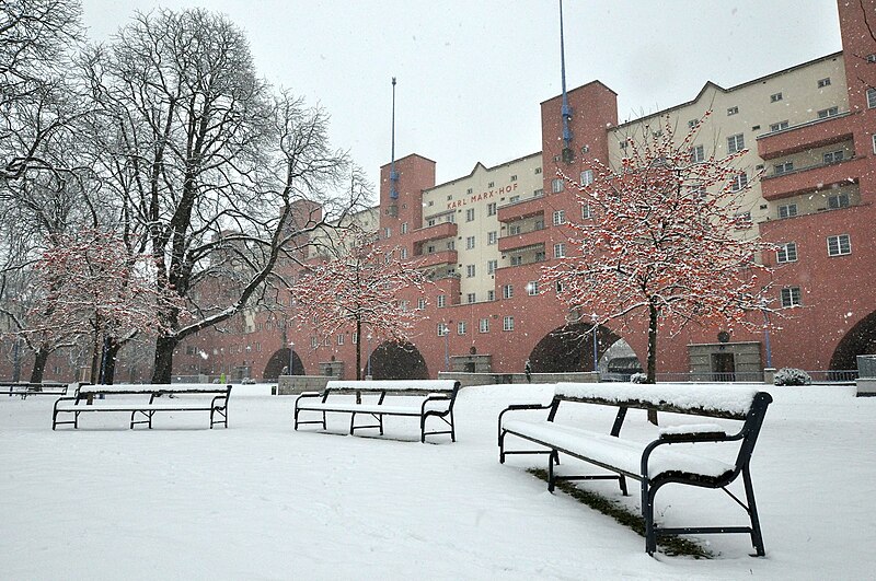 File:Wien, Winter vor dem Karl-Marx-Hof (1930) (39238273085).jpg