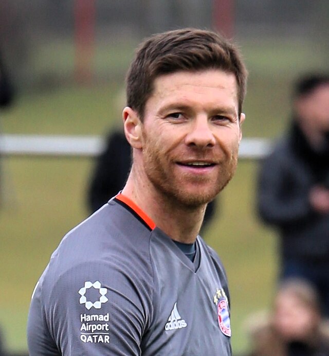 Que equipo entrena xabi alonso