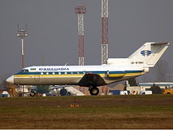 A Juzsmasavia Jak–40-es utasszállító repülőgépe a Boriszpili nemzetközi repülőtéren