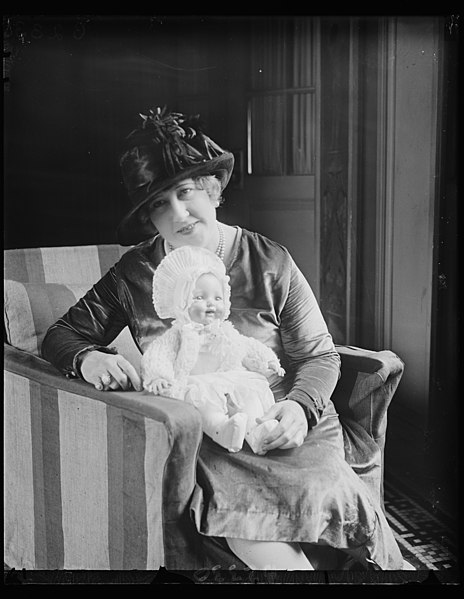 File:"Lady Edison" with latest invention- an air baby doll that can be bathed. Miss Beulah Louise Henry, of North Carolina and a direct descendent of Patrick Henry, is often called the "Lady LCCN2016888541.jpg
