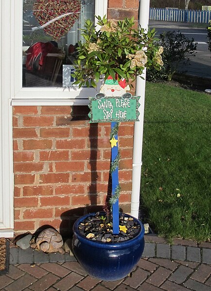 File:"Santa please stop here" notice in Ainsdale, 12 noon Christmas Day - geograph.org.uk - 4295162.jpg