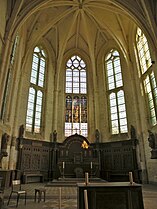 L'abside et le maître-autel.