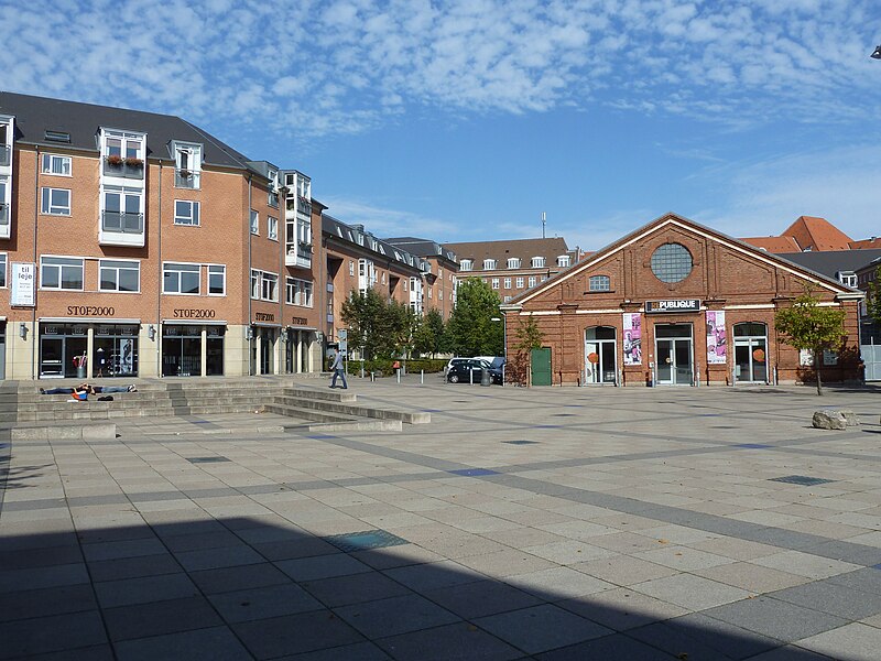 File:Østerfælled Torv - Republique.JPG