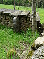 Čeština: Náhrobek u zdi na židovském hřbitově u vsi Olšany v okrese Jindřichův Hradec, Jihočeský kraj. English: Gravestone at the wall in the Jewish cemetery by the village of Olšany, Jindřichův Hradec District, South Bohemian Region, Czech Republic.