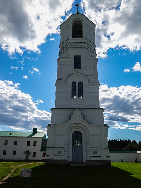 File:Колокольня Александро-Свирского монастыря в ясную погоду.jpg