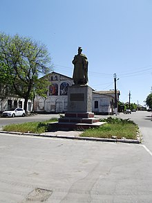 Пам'ятник Б. Хмельницькому на місці Микитиного Рогу. Проект належить українському скульптору Івану Кавалерідзе, встановлений у 1954 р.
