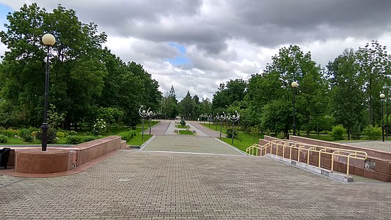 Центральный парк имени гагарина. Парк Юрия Гагарина. Парк Гагарина Рязань. Парк имени Гагарина Хабаровск. Парк Гагарина Хабаровск сквер.