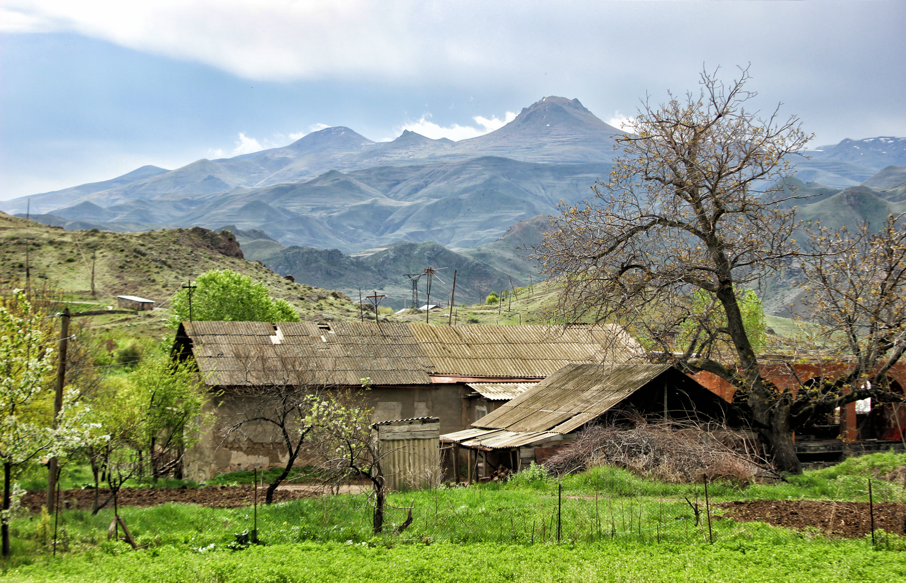 Mount Harsnakar, as seen from the town of Yeghegnadzor © Beko