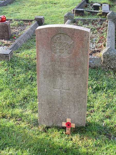 File:-2020-12-28 CWGC gravestone, Lieutenant A. G. Davies, Royal Artillery, London Yoemanry, Cromer town cemetery.JPG