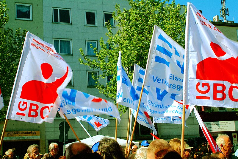 File:1. Mai 2011 Hannover Klagesmarkt Fahnen Industriegewerkschaft Bergbau Chemie Erden Eisenbahn- und Verkehrsgewerkschaft EVG.jpg