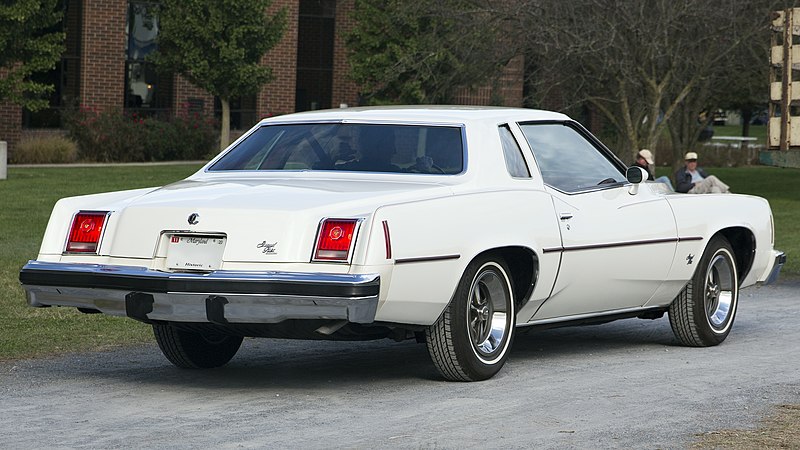 File:1977 Pontiac Grand Prix in white, rear right (Hershey 2019).jpg