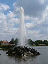 The fountain on the city side 2008-07-15Muenchen Nymphenburgerpark Fontaene vor dem Schloss.JPG