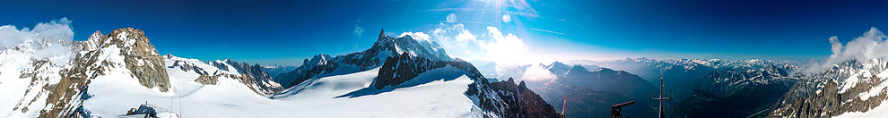 View across Mont Blanc massif from Skyway Monte Bianco's panoramic terrace on Punta Helbronner 2015-06-04 Monte Bianco.jpg