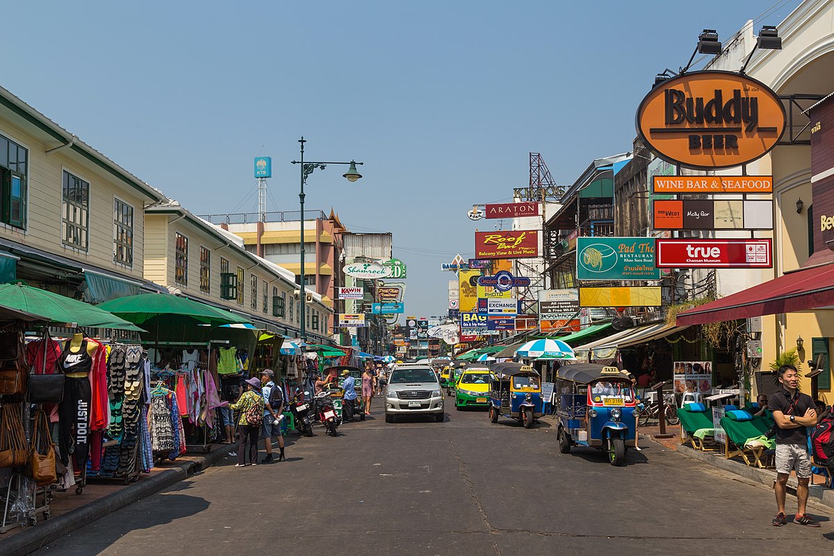 Đường Khao San: Nếu bạn muốn khám phá chợ đêm náo nhiệt của Thái Lan, Đường Khao San là điểm đến không thể bỏ qua. Tại đây, bạn có thể tìm mua quần áo độc đáo, vẽ henna, thưởng thức đồ ăn đường phố và cả tự do giải trí. Click vào hình ảnh liên quan đến từ khóa Đường Khao San để khám phá những bí mật của chợ đêm độc nhất vô nhị này.