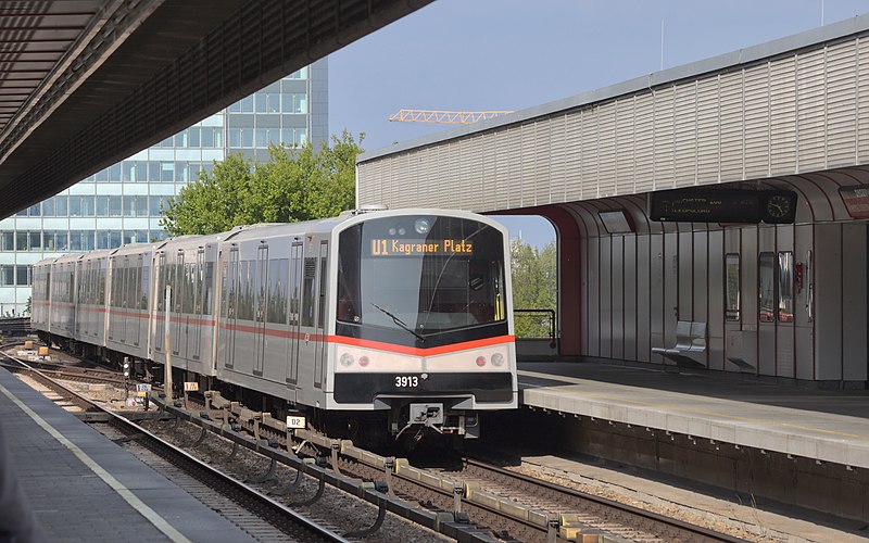 File:2017-05-01 AT Wien 22 Donaustadt, U1 Kaisermühlen-VIC, v+V+V+V+V+v 3913 Linie U1 (51361259858).jpg