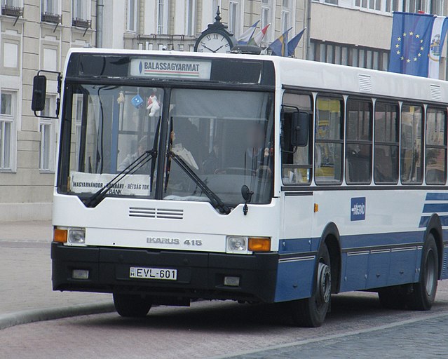 Ikarus 415-ös autóbusz a főtéren
