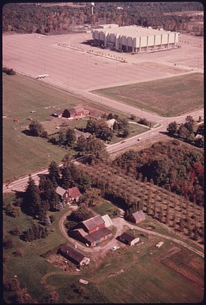 Vue aérienne de l'arène avec les fermes environnantes (1975)