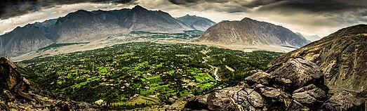 Une vue panoramique sur la partie de la vallée depuis la ville de Danyor