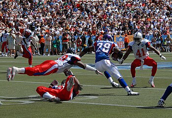 Peterson splitting defenders in the 2008 Pro Bowl.