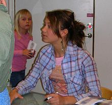 Agnes Carlsson à une séance d'autographes après sa victoire à l'émission Idol.