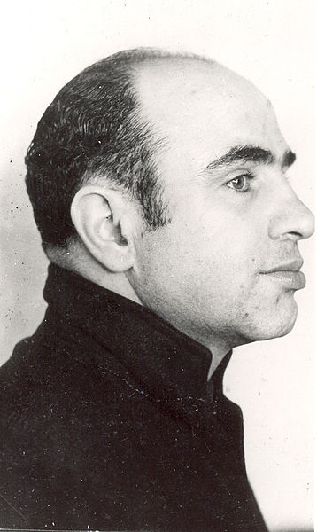 File:Al-Capone-Alcatraz-mug-shot-side.jpg