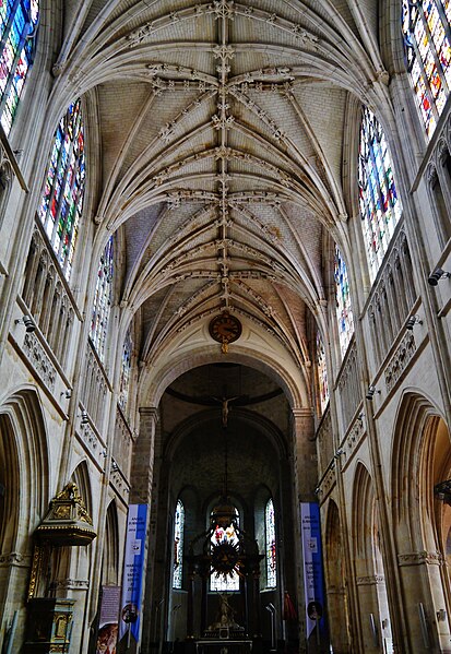 File:Alençon Basilique Notre-Dame-d'Alençon Innen Langhaus Ost 4.jpg