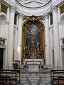 L'altare maggiore con la pala San Carlo Borromeo con i fondatori dell'Ordine adorante la Trinità