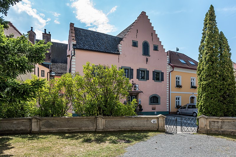 File:Althofen Schlossplatz 2 Neues Schloss N-Ansicht 2008201 4235.jpg