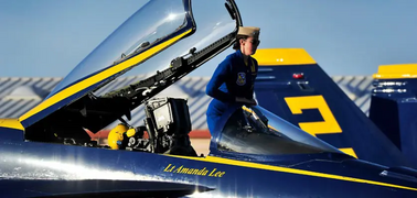 La teniente Amanda Lee se prepara para el despegue antes de un vuelo de entrenamiento sobre Naval Air Facility (NAF) El Centro (marzo de 2023).